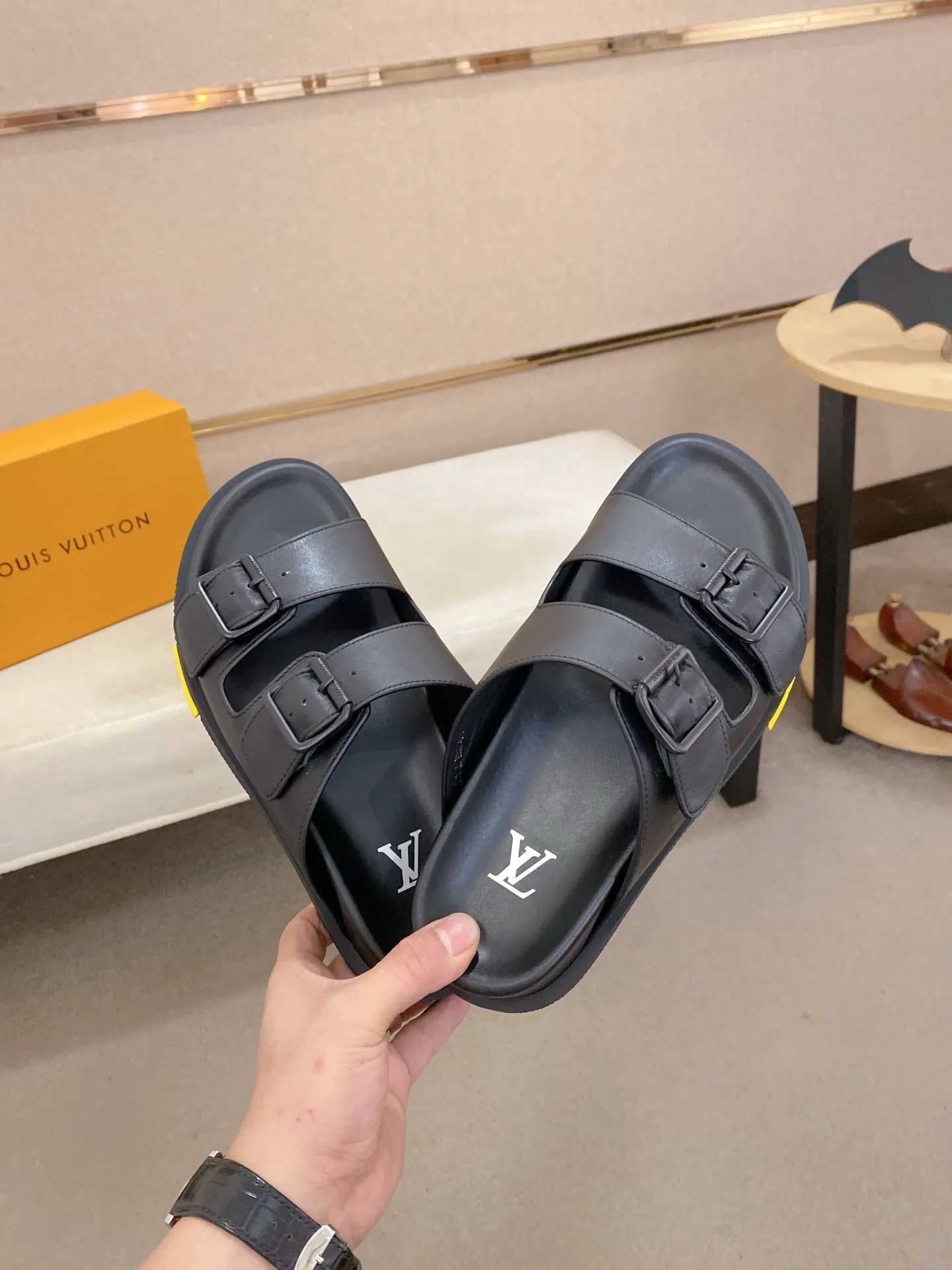 Factory price: 420💰Made by LV🔍Top purchasing agent. Men's spring and summer slippers are available at the same counter. The uppers are made of cowhide imported from Italy. High-quality craftsmanship, soles: original soles specially provided by the original factory, exclusive movable molded soles are super comfortable, original factory follow-up goods, 🔍🔍high quality, can be entered and exited the counter at will, welcome to compare, code number 38-44. Can be customized45